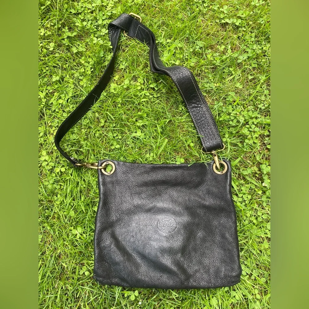 ROOTS crossbody tribe leather buckle front purse black - Picture 6 of 8